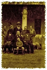 Csal�di k�p az 1920-as �vekb�l. Az a kisfi� ott nagyap�m.